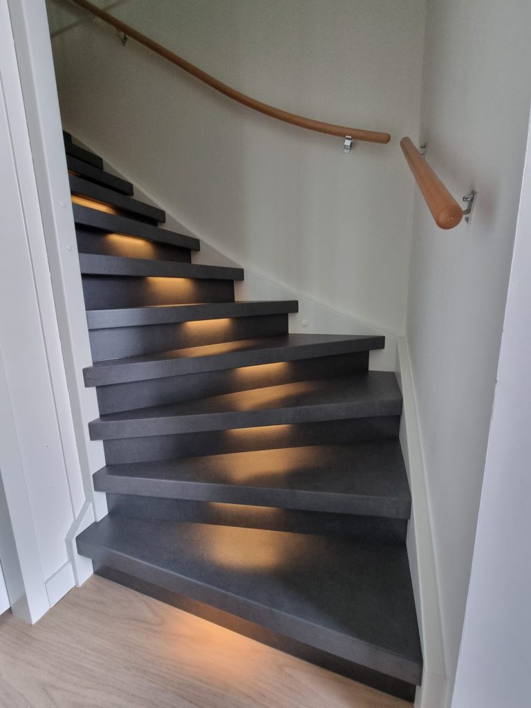 Traprenovatie in Muiden dichte trap met led